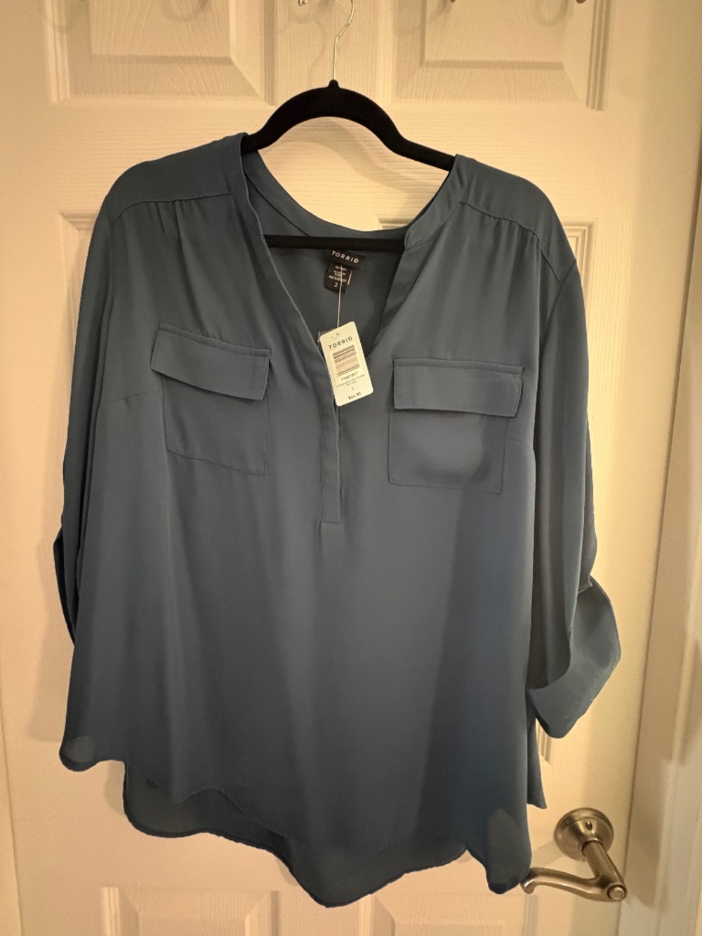 NWT Torrid Size 2 Blue 2 Pocket Pullover Blouse Roll Tab Sleeves